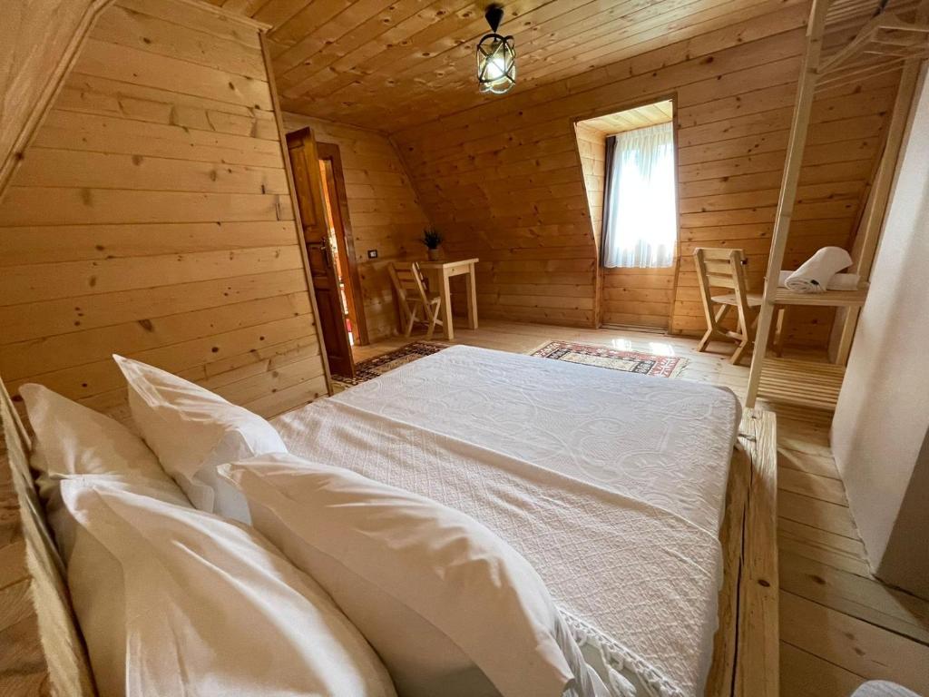 Łóżko lub łóżka w pokoju w obiekcie Guesthouse "Gjin Thana"
