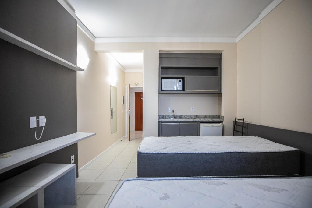 Postel nebo postele na pokoji v ubytování Estudio no Centro de Floripa