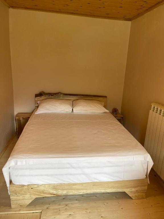 Łóżko lub łóżka w pokoju w obiekcie Guesthouse "Gjin Thana"