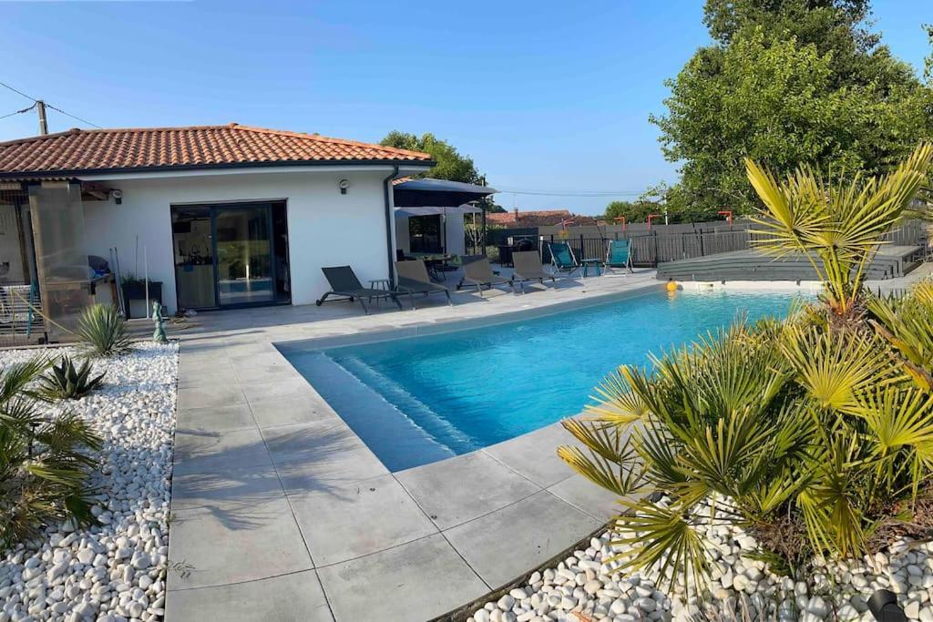 ein Pool vor einem Haus in der Unterkunft Magnifique villa avec piscine à 20 min de hossegor in Saint-Geours-de-Maremne