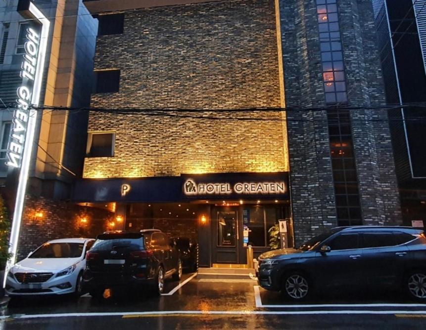une voiture garée dans un parking en face d'un bâtiment dans l'établissement Greaten Hotel, à Séoul