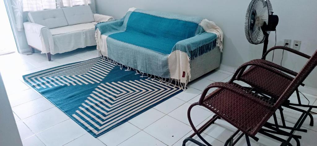 een kamer met een bed en twee stoelen en een bank bij Casa de temporada em Petrolina-pe in Petrolina