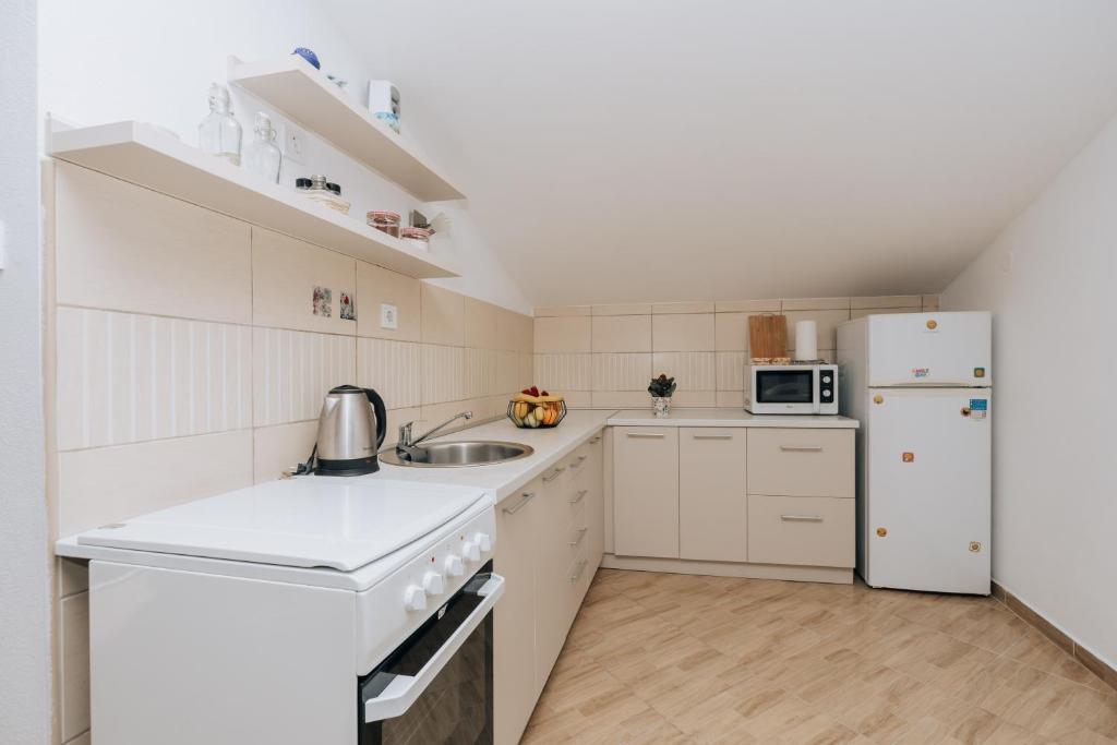 Paradise Bay Apartments - 4