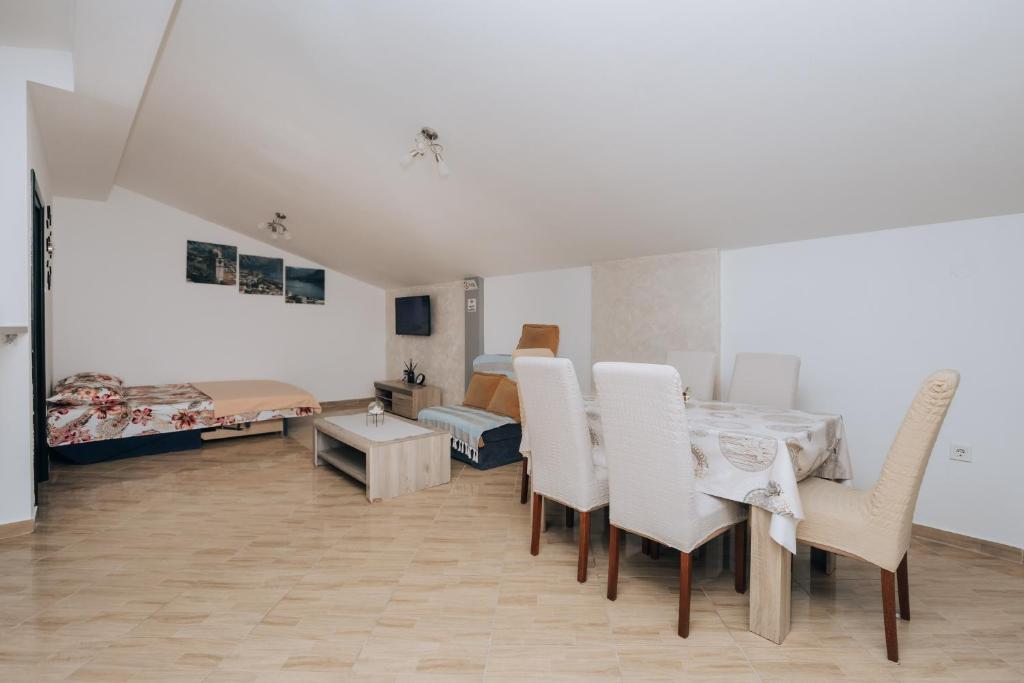 Paradise Bay Apartments - 18