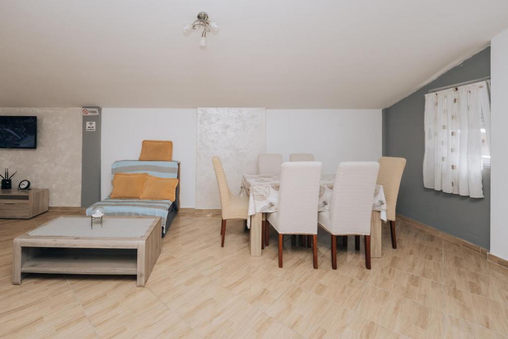 Paradise Bay Apartments - 13