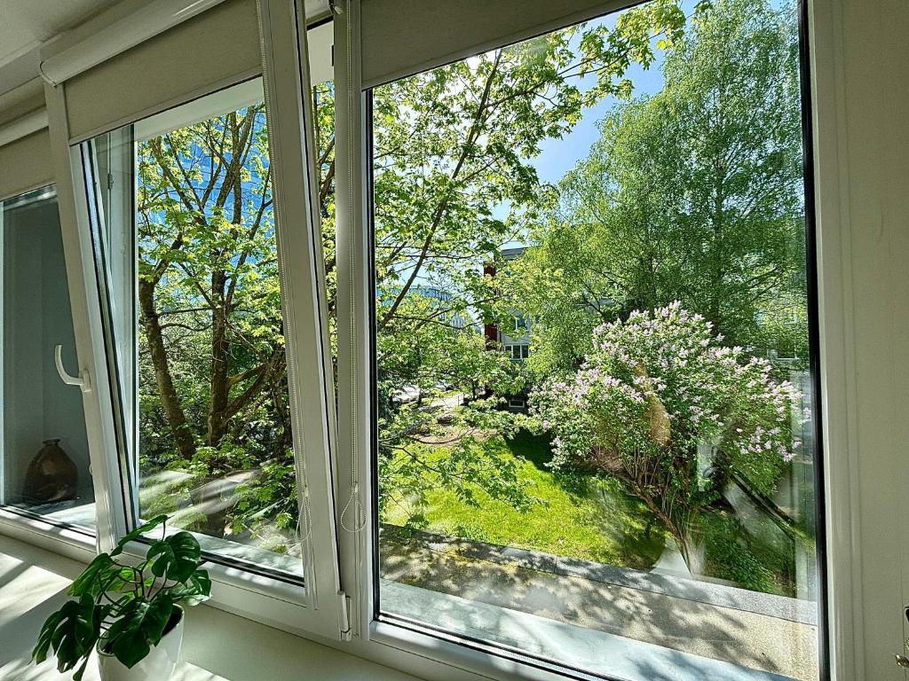 okno z widokiem na ogród w obiekcie Cozy apartment in Zverynas w Wilnie