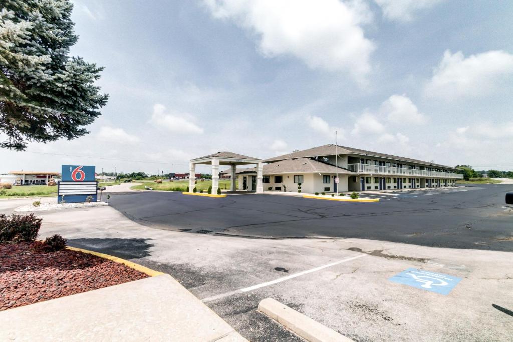 Kentucky Richmond−Berea MSA Motel-6 For Sale