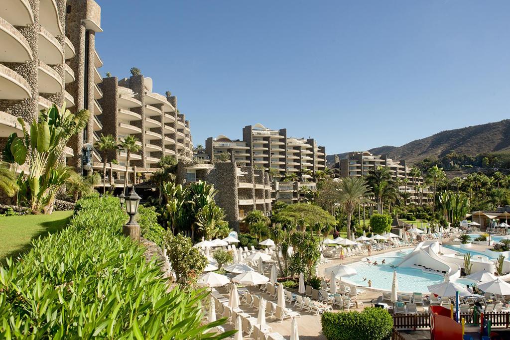 vista para um resort com piscina e edifícios em Anfi Beach Club 29 Jul a 04 Ago em Las Palmas de Gran Canaria