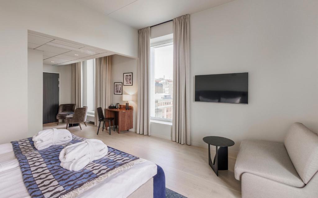 TV a/nebo společenská místnost v ubytování Home Hotel Tapetfabriken