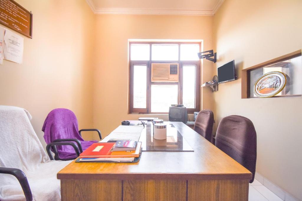 a conference room with a table and chairs at OYO Flagship 11 Inn in Ludhiana