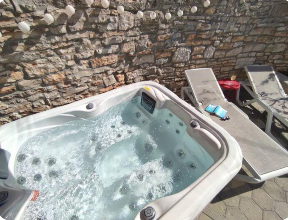 Apartment with Whirlpool and BBQ near Poreč - 带花园的公寓