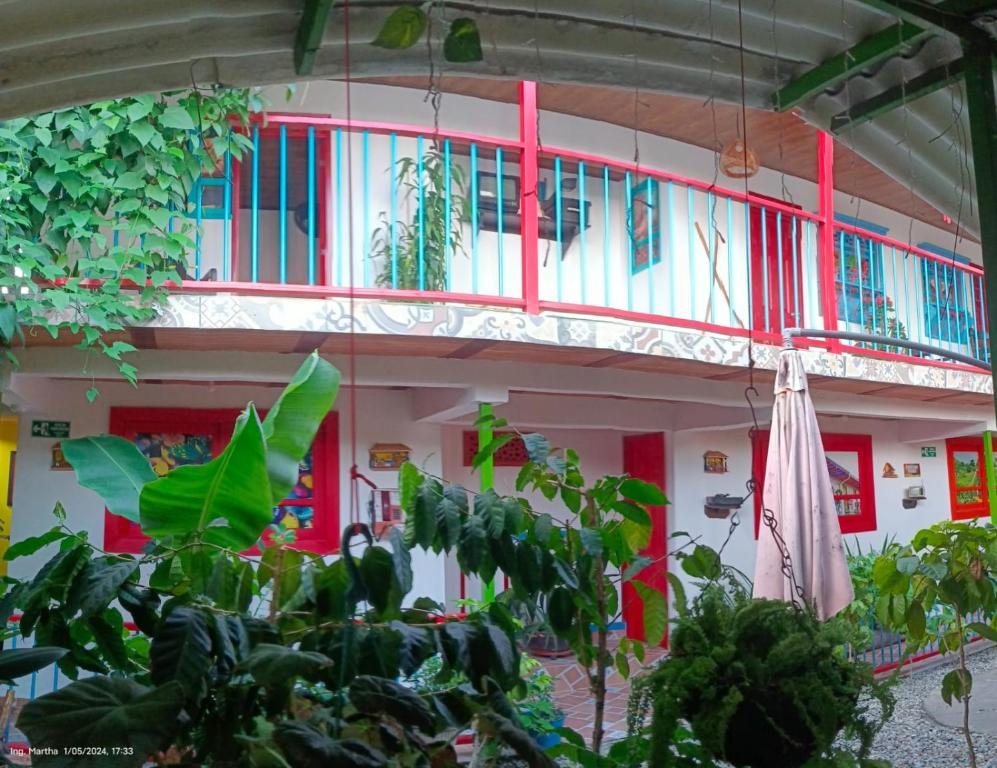 un edificio con un balcone con piante di fronte ad esso di Casa Hotel El Cafetal a Cumaral