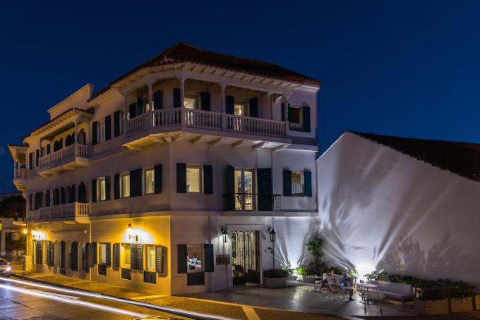un gran edificio blanco con un balcón en la parte superior. en Bovedas de Sofitel Santa Clara en Cartagena de Indias