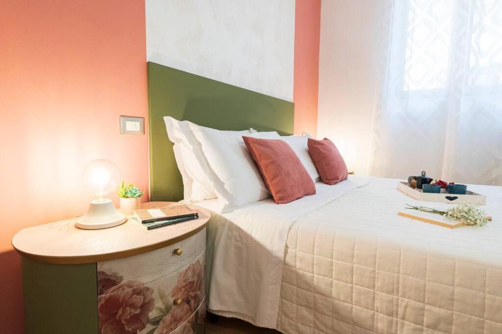 sypialnia z dwoma łóżkami i stołem z lampą w obiekcie Del Moro Home Pesaro Centro Mare by Yohome w mieście Pesaro