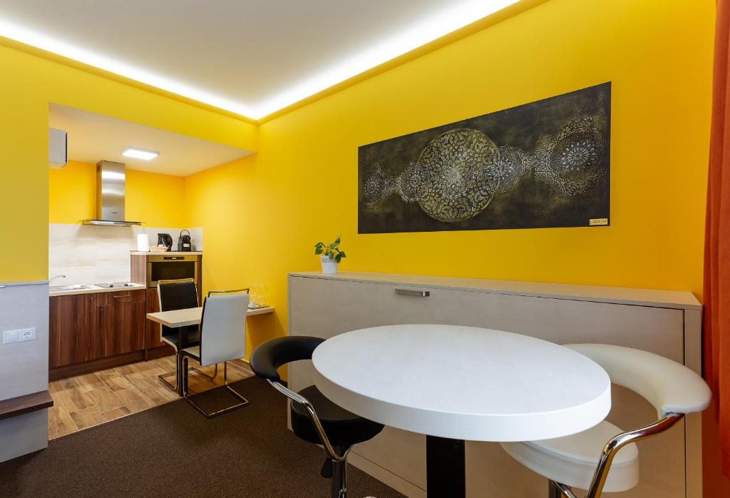 Kuchnia lub aneks kuchenny w obiekcie Hostel Mayer Superior Veszprém
