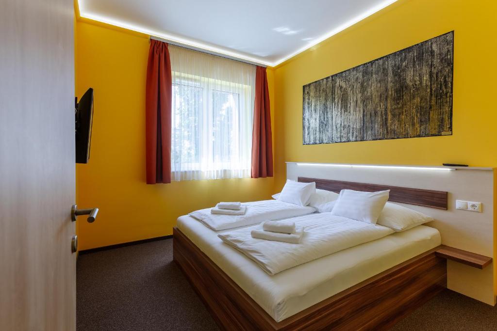 Łóżko lub łóżka w pokoju w obiekcie Hostel Mayer Superior Veszprém