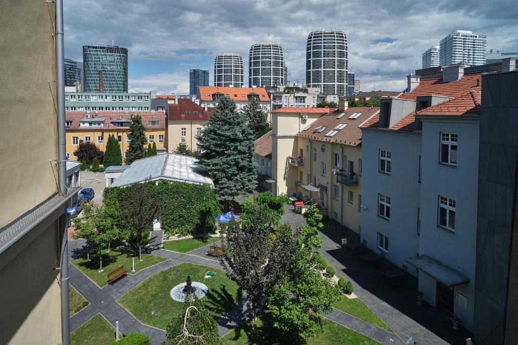 Nespecifikovaný výhled na destinaci Bratislava nebo výhled na město při pohledu z penzionu