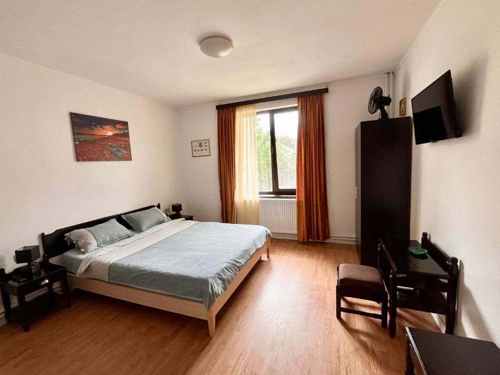 - une chambre avec un lit et une fenêtre dans l'établissement Vila Macris, à Eforie Nord