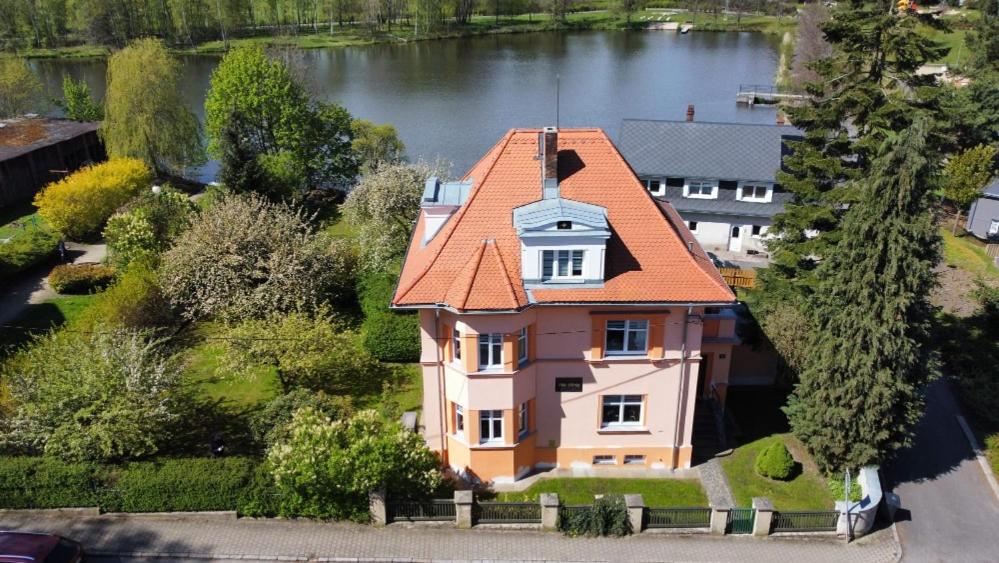 eine Aussicht auf ein Haus mit orangefarbenem Dach in der Unterkunft Vila Věrka in Krásná Lípa