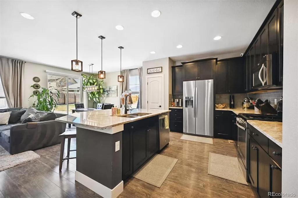 Η κουζίνα ή μικρή κουζίνα στο 4BR Home close to Airport