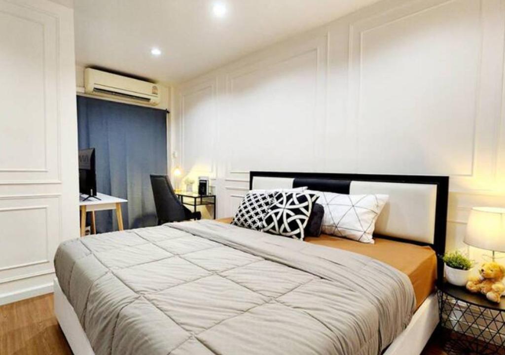 a bedroom with a large bed and a desk at R1 House,bts,Mega Bangna,night market,Suvarnabhumi in Bangna