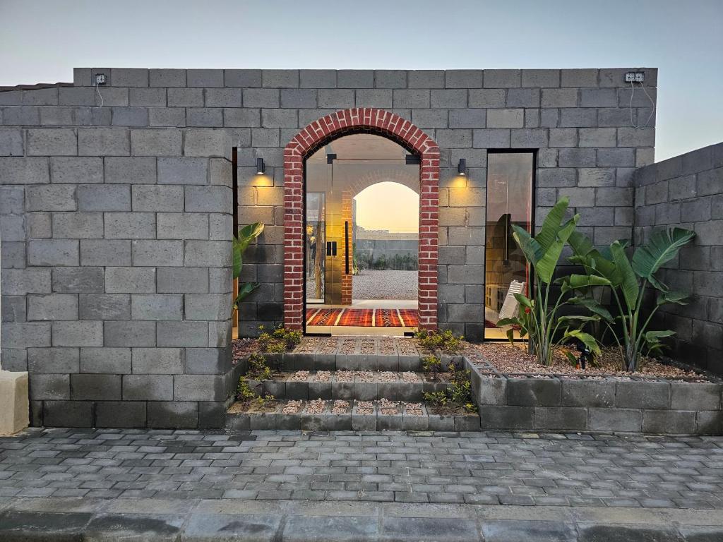 un accès à un bâtiment en briques avec une arche dans l'établissement Lily's motel, à El Alamein
