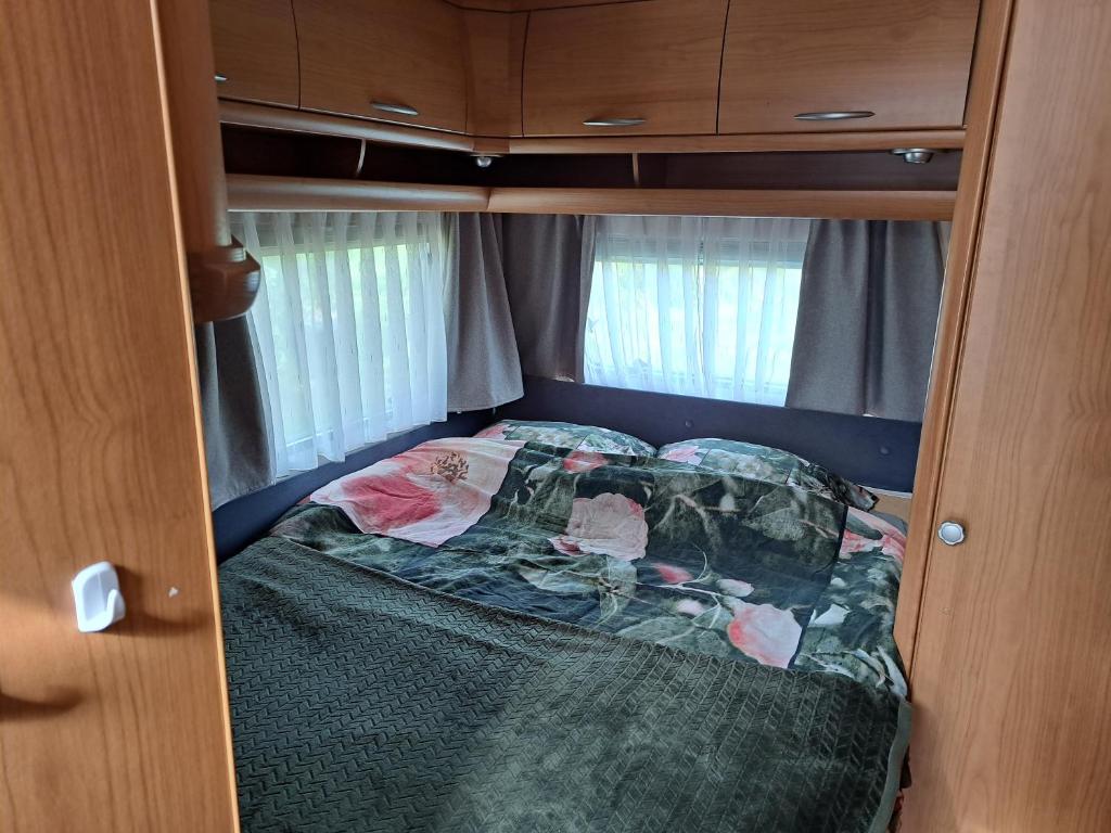 Postel nebo postele na pokoji v ubytování Camping de Zandhorst, Toercaravan Fendt
