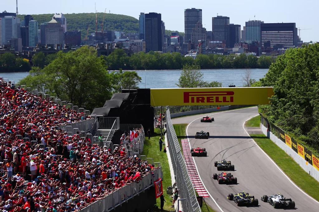 una multitud de personas viendo una carrera en una pista de carreras en La maisonnette, en Montreal