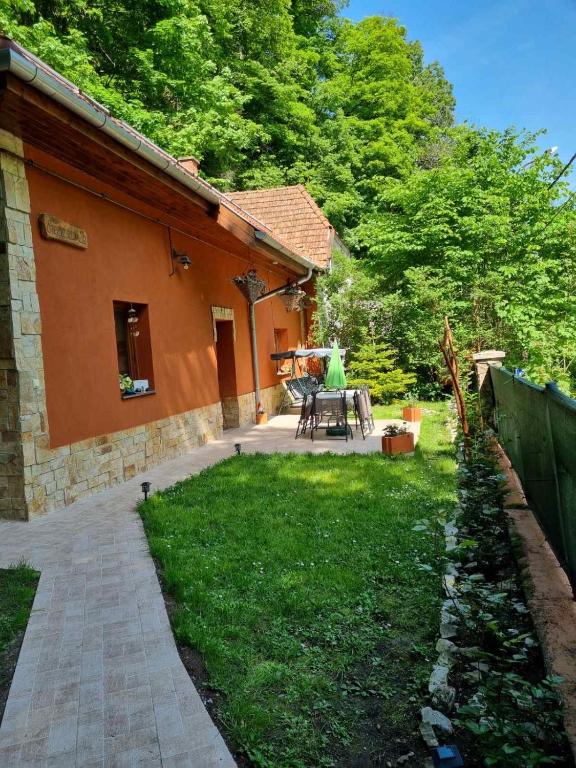 A garden outside Tündérerdő