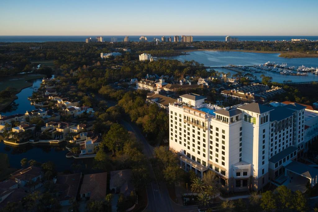 uma vista aérea do trunfo do casino internacional de hotéis em Hotel Effie Sandestin Resort, Autograph Collection em Destin