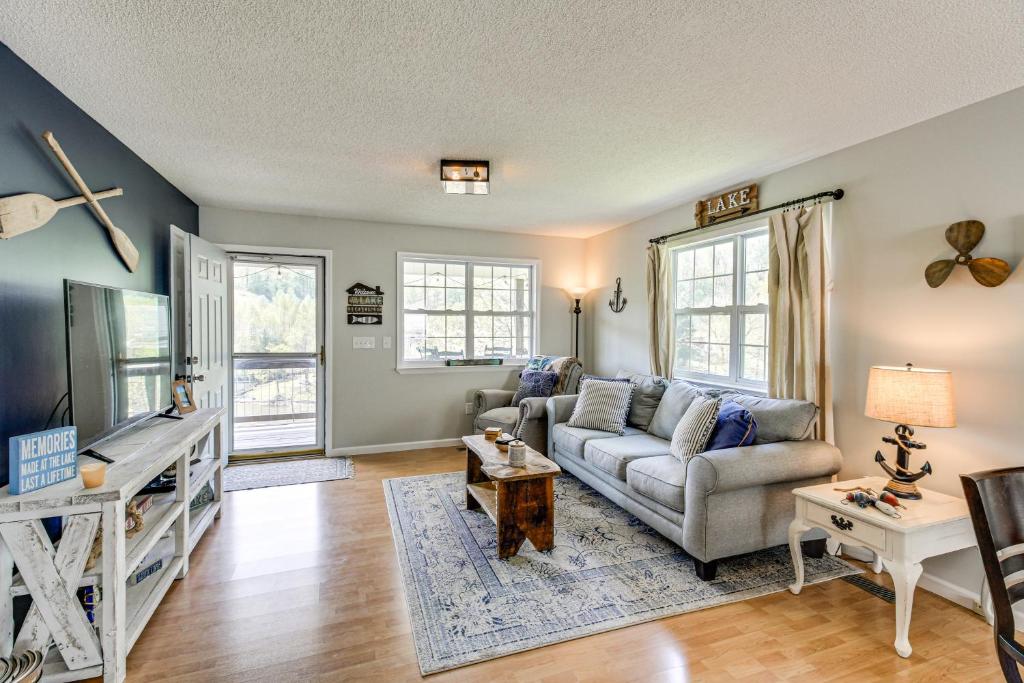 ein Wohnzimmer mit einem Sofa und einem TV in der Unterkunft Lynchburg House with Lake View with Boat Dock! in Lynchburg