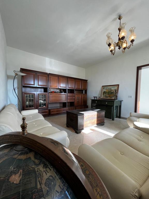 - un salon avec un canapé et une table dans l'établissement Casa del Sole, à Augusta