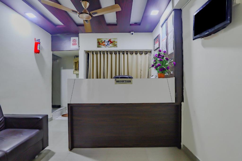 een lobby met een receptie en een plafond bij Collection O Greenwood in Ahmedabad