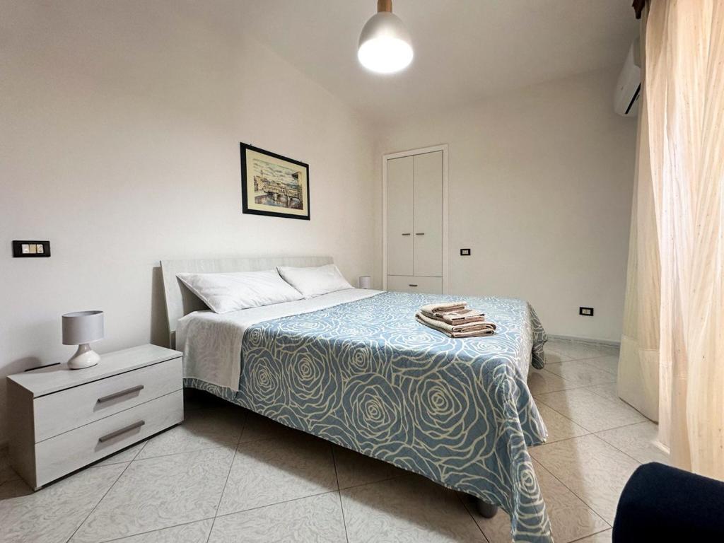 1 dormitorio con 1 cama y vestidor con lámpara en Affitti brevi-San Lorenzo- Mazara del Vallo, en Mazara del Vallo