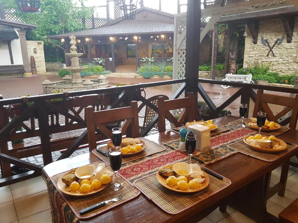 drewniany stół z pomarańczami w obiekcie Curtea Domneasca w mieście Cricova