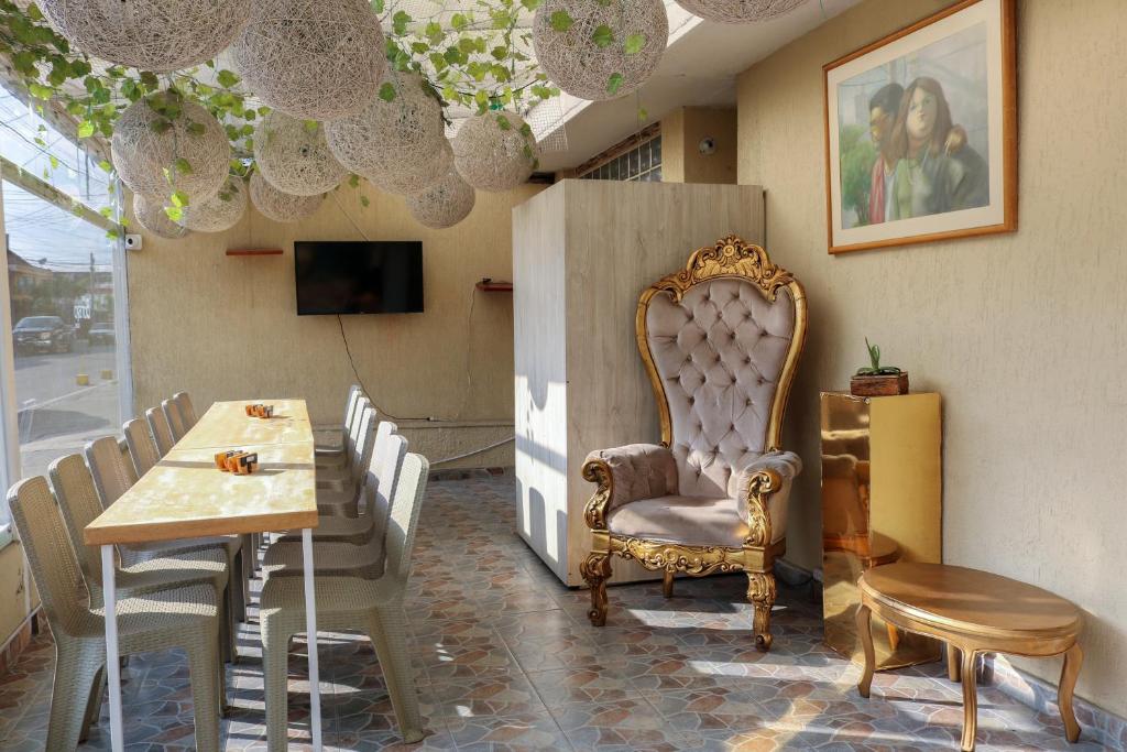 uma sala de jantar com uma mesa e cadeiras e uma televisão em Hotel Casa Botero 305 em Bogotá