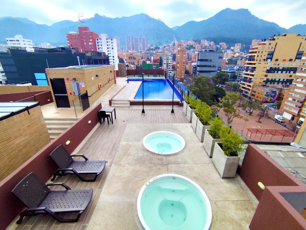 einen Balkon mit einem Pool auf einem Gebäude in der Unterkunft Bogota Apartamento Tipo Loft Chapinero in Bogotá