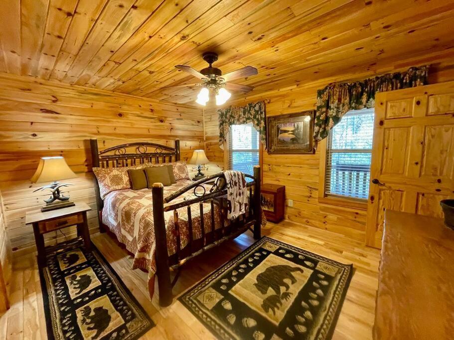 Giường trong phòng chung tại Cabin 2 bed close to Helen hot tub #15