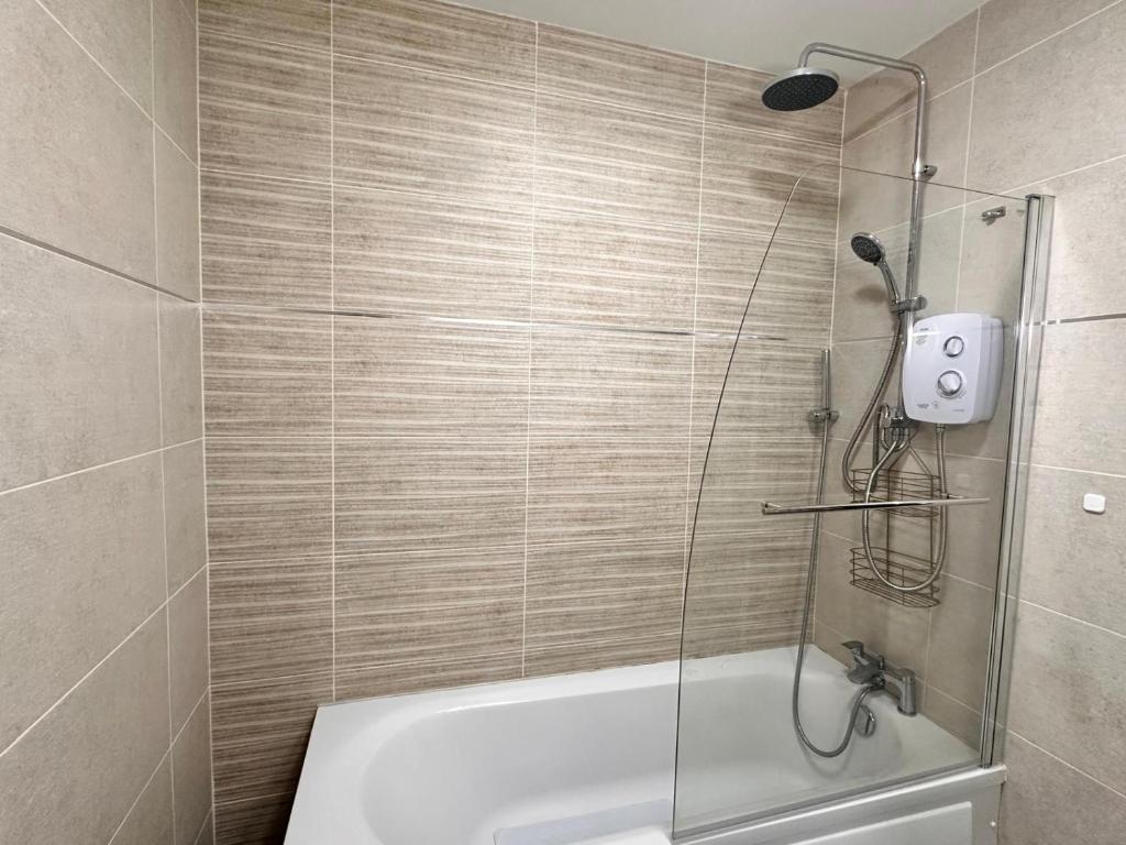 een badkamer met een douche en een bad bij Room in Limerick in Limerick