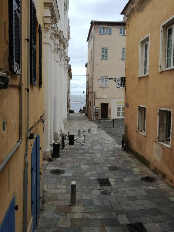 Budova, v ktorej sa apartmán nachádza