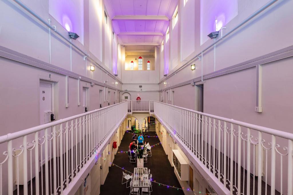 uma vista superior de um corredor num edifício em Jailhouse Accommodation em Christchurch