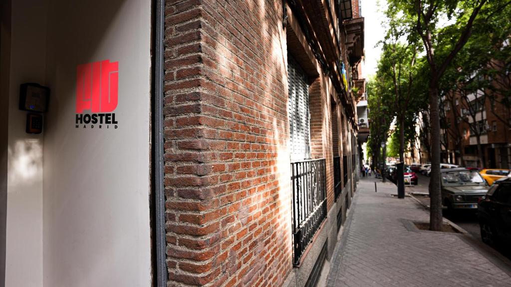 una pared de ladrillo de un edificio al lado de una calle en Fit Hostel Madrid, en Madrid