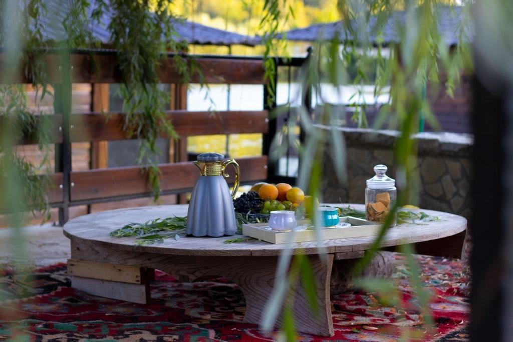 ビハチにあるHoliday Villa Abu Ibrahimのテーブル(フルーツ付)、ティーポットが備わります。