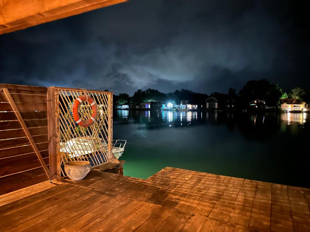 une chaise en osier assise sur un quai la nuit dans l'établissement Meris, à Ulcinj