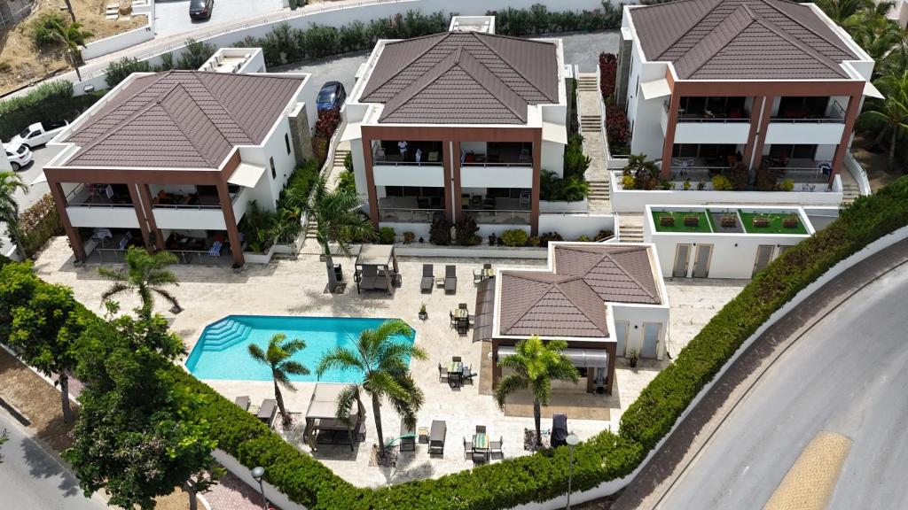 威廉斯塔德的住宿－Xanadu Apartments at Blue Bay Golf & Beach Resort，享有带游泳池的房屋的空中景致