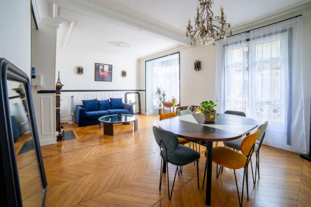 ein Wohnzimmer mit einem Tisch und Stühlen in der Unterkunft Cozy one bedroom Appartement 16 ème Paris - Trocadéro in Paris