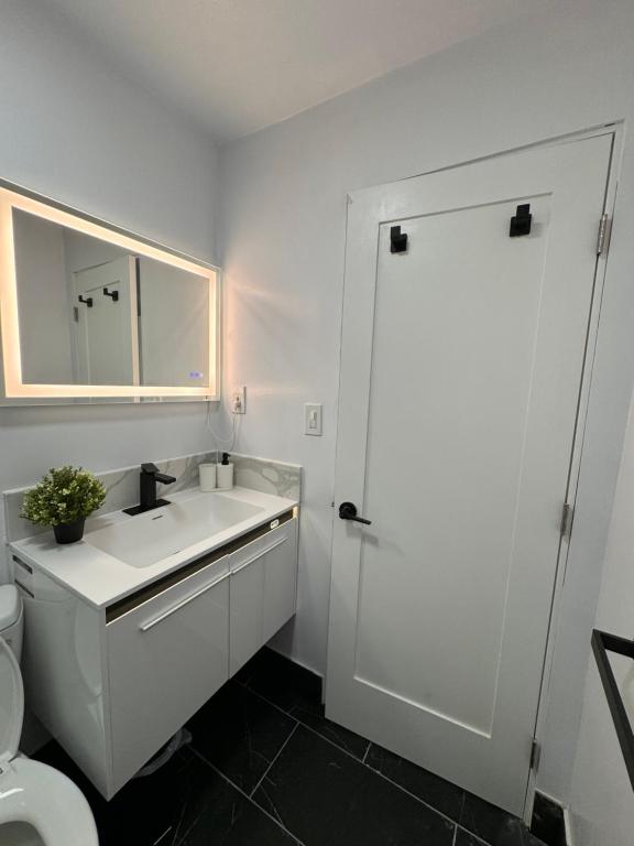 biała łazienka z umywalką i toaletą w obiekcie Stylish and Cozy 2BR in Mar Vista w Los Angeles