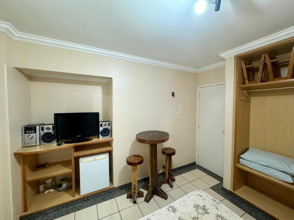a small room with a television and a bed at Flat perto dos parques termais in Rio Quente