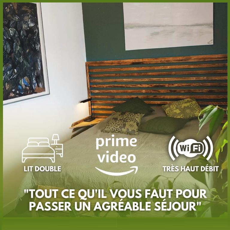 un lit dans une chambre avec un panneau indiquant Prime Video dans l'établissement LIKE HOME - Comme Chez Soi - Chambre d'hôte, à Saint Lo