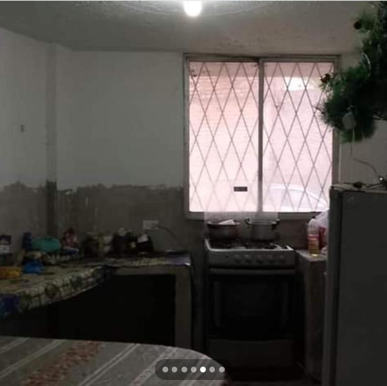 cocina con ventana y fogones horno superior en Rio habitaciones en Riobamba